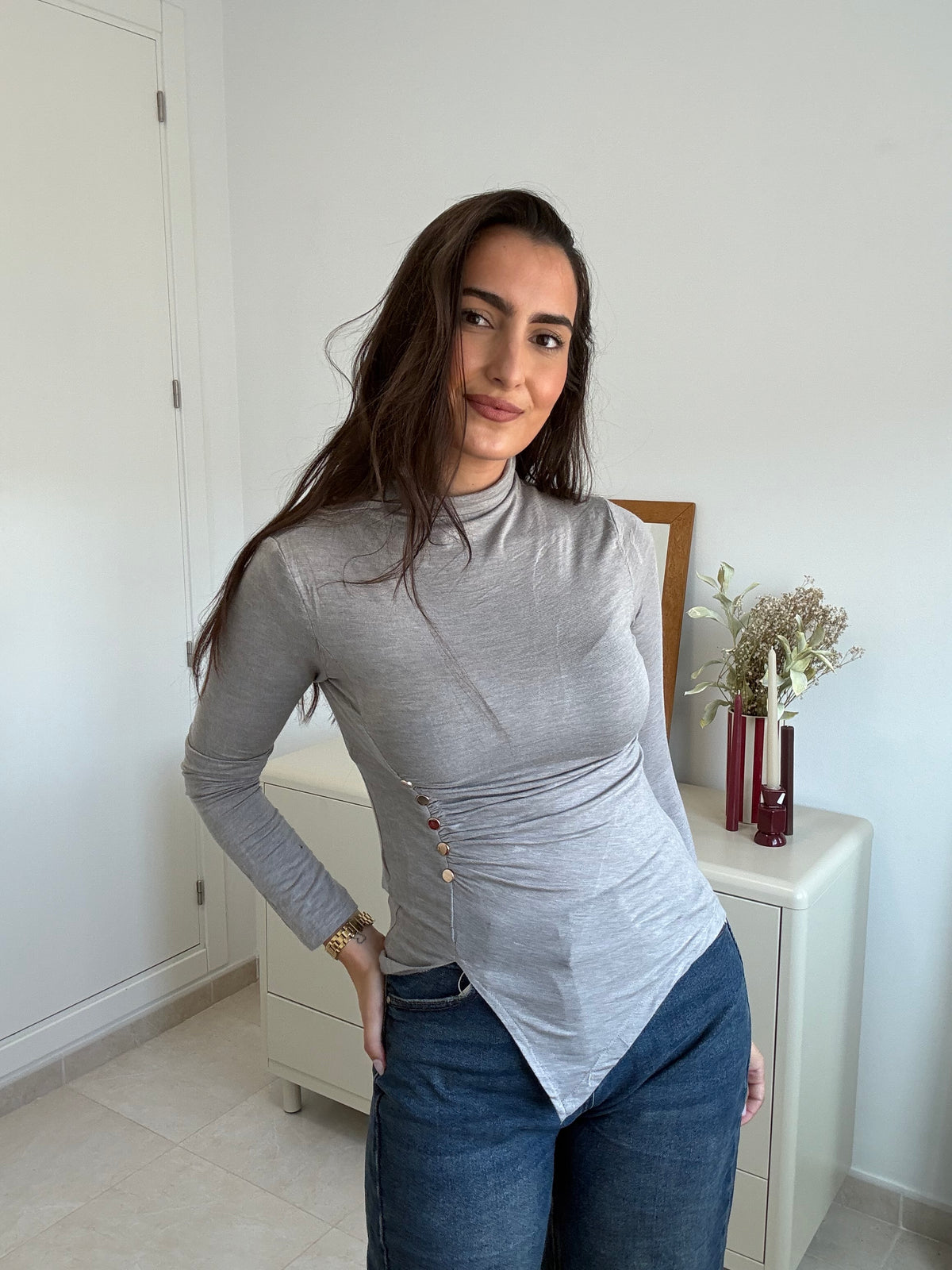 CAMISETA BÁSICA DETALLE