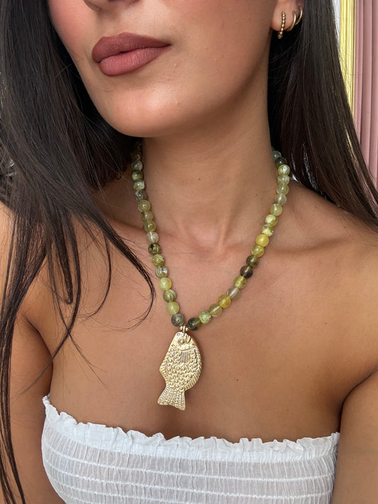 COLLAR PEZ DORADO OLIVA