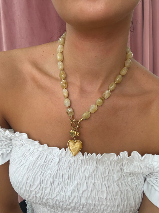 COLLAR BEIGE CORAZÓN