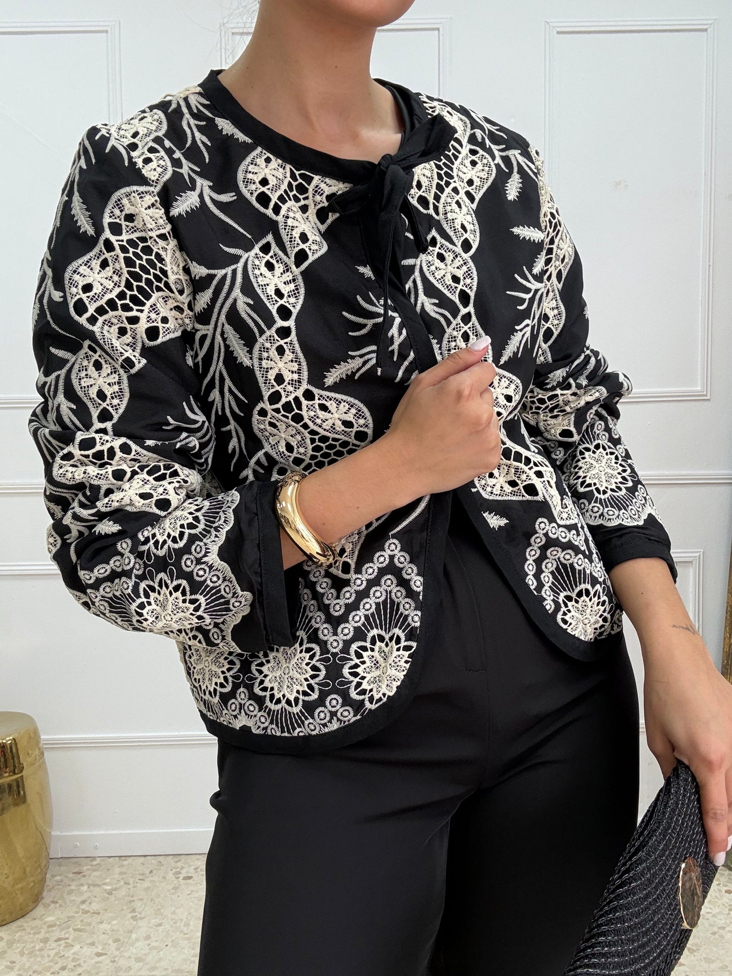 CHAQUETA BORDADA NEGRA