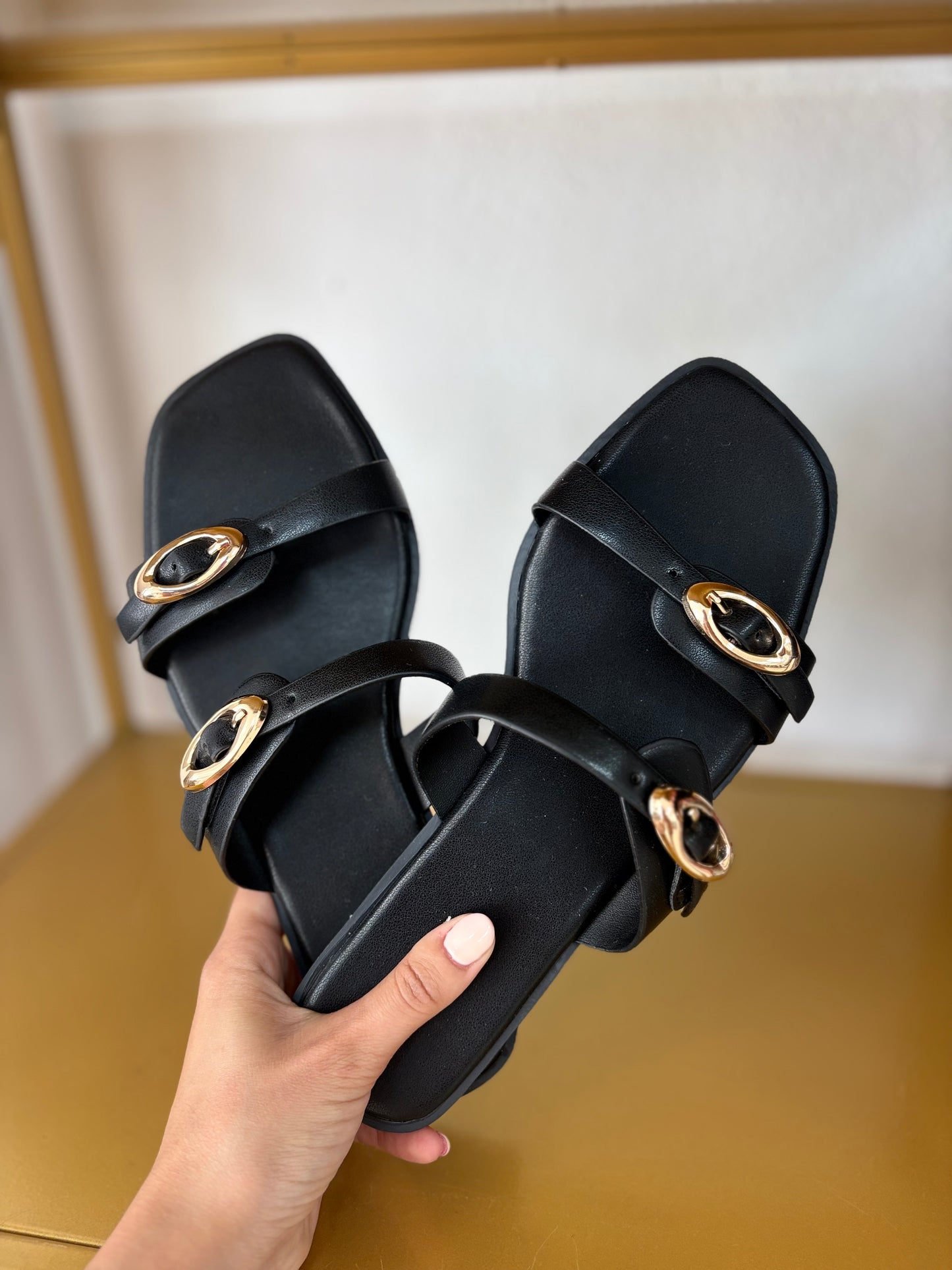 SANDALIA PLANA NEGRA